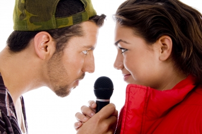 קריינית או קריין